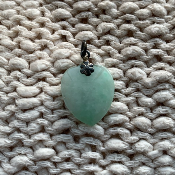 Polished smooth shiny Jade pendant on silver clasp - Picture 2 of 4